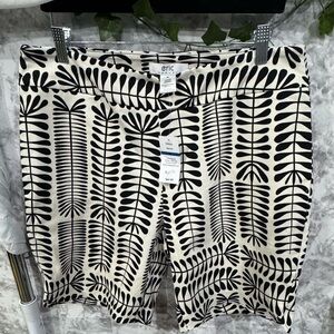 Black and White Leaf Print women’s shorts